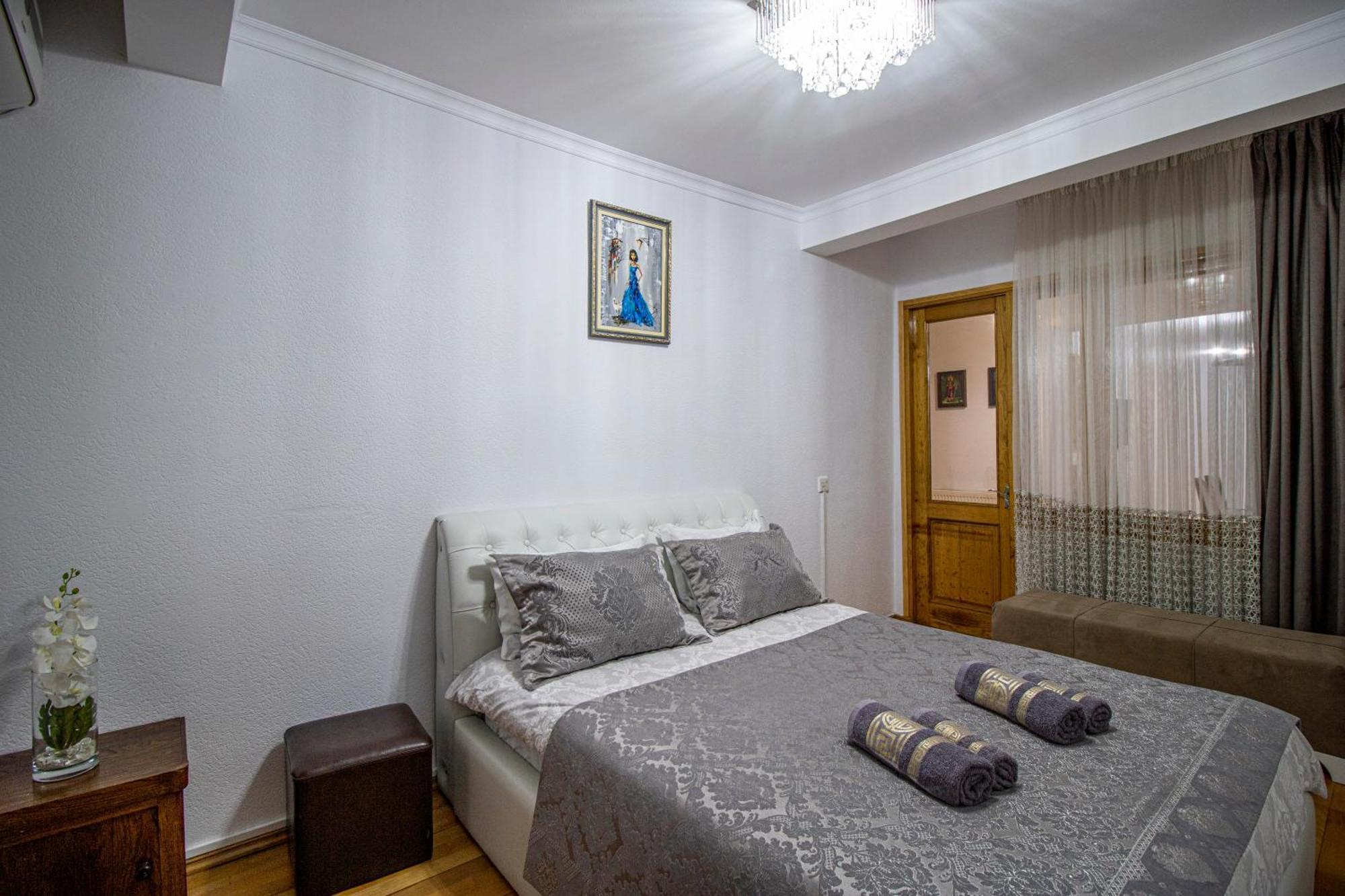 Cozy Apartment On Kostava Tbilisi Esterno foto