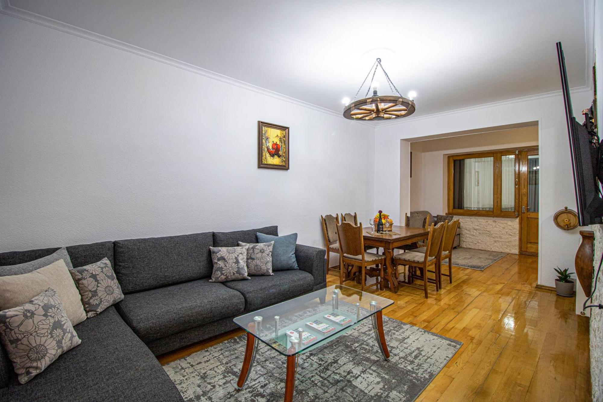 Cozy Apartment On Kostava Tbilisi Esterno foto